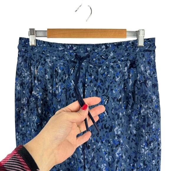 Athleta Avenue Printed Wide Leg Crop Navy Blue Pant Size 10 Style 980443 - Picture 3 of 16